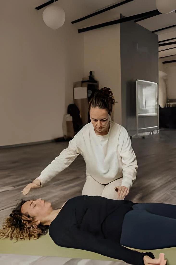 Persona realizando sonoterapia con cuencos tibetanos